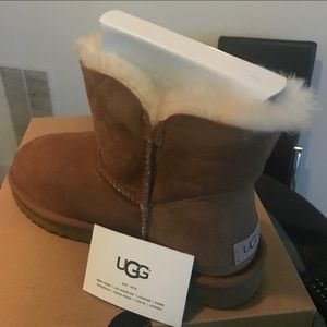 Never worn UGG Mini Bailey Button II